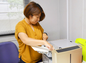 富樫さんが営業と打ち合わせをしている写真