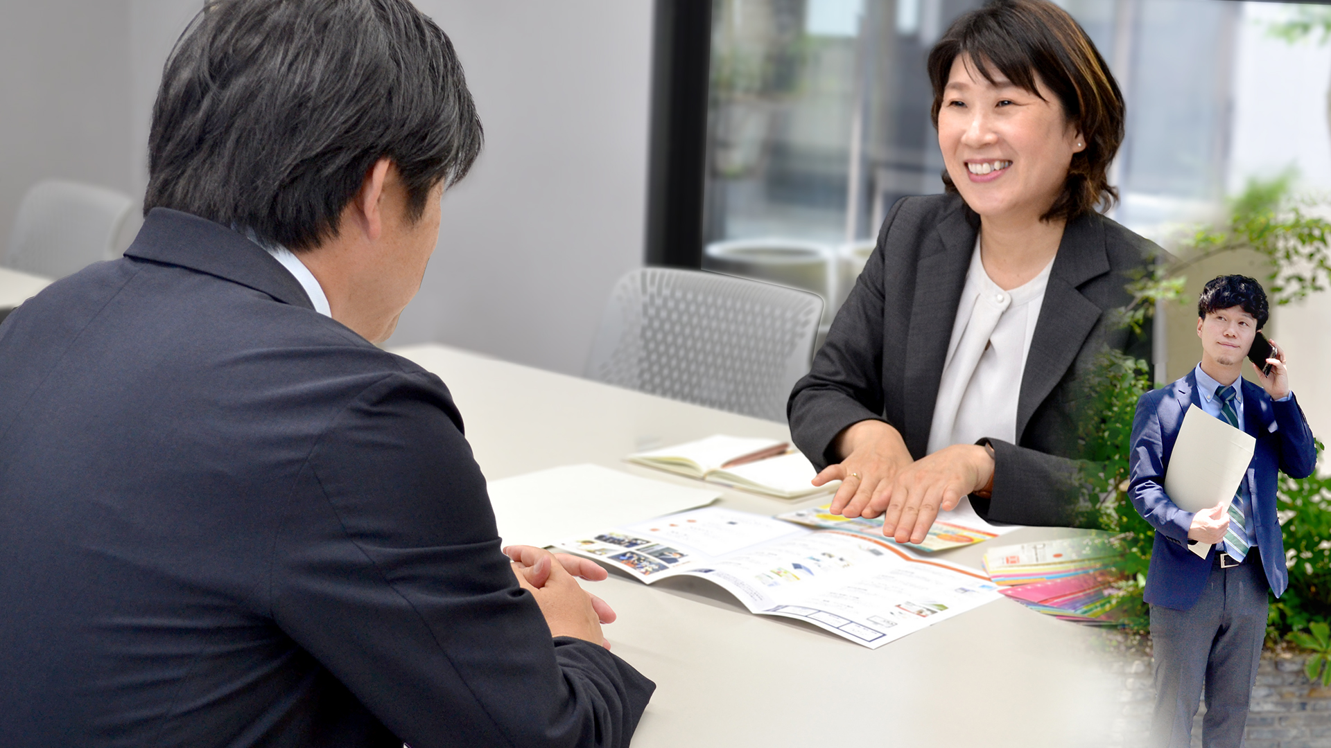 営業スタッフが顧客に印刷物を提案する様子